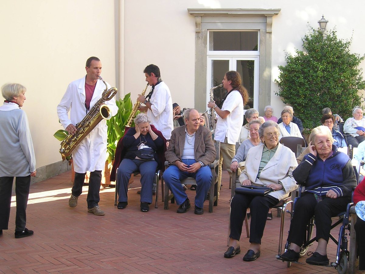 Tritticotrio in una performance alla RSA Il Gignoro, Firenze