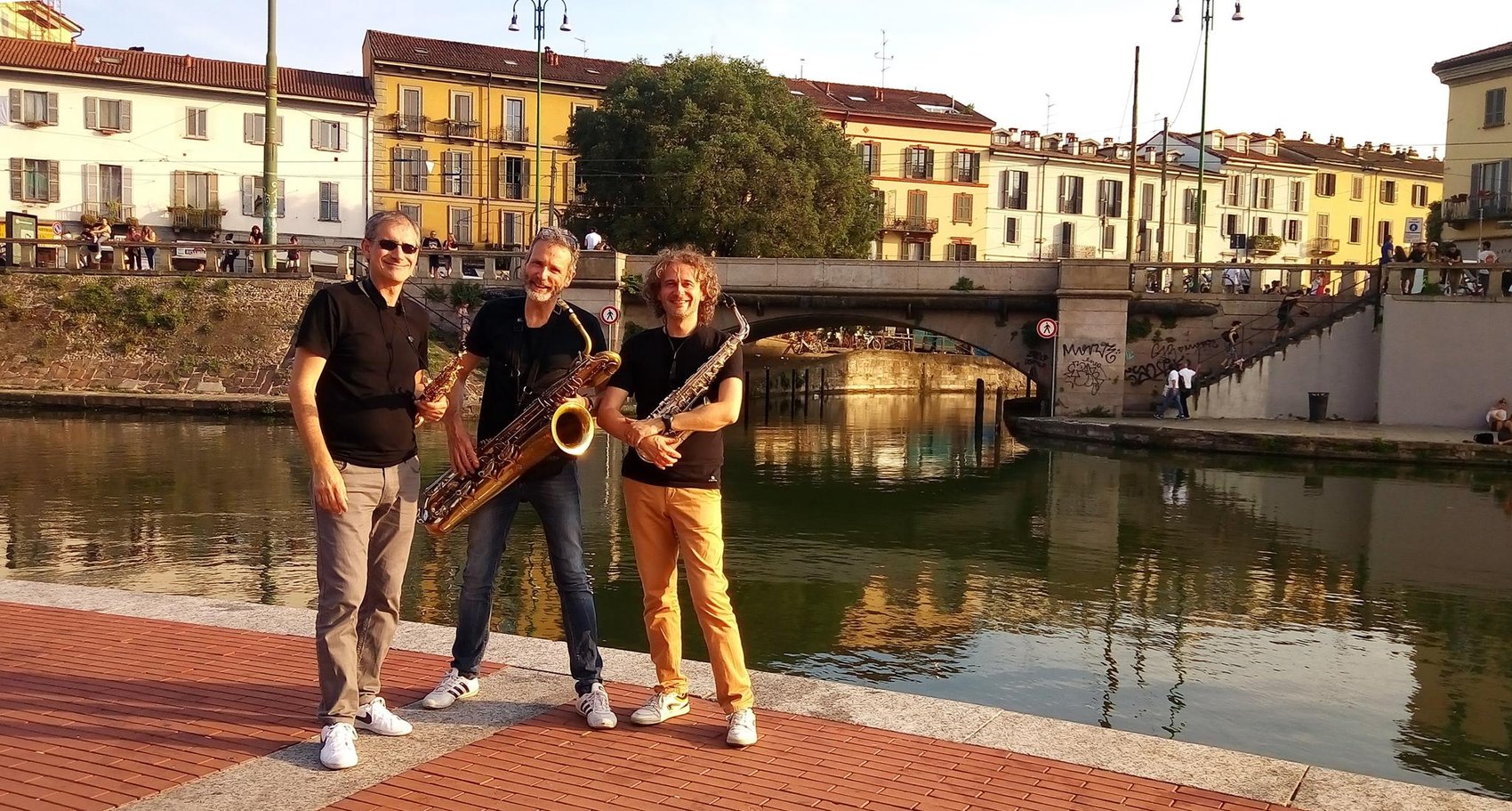 Tritticotrio in strada sul Naviglio