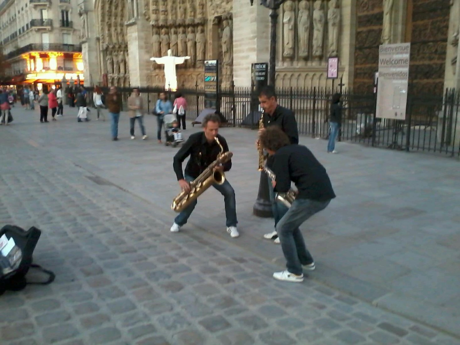 Tritticotrio davanti a Notre-Dame a Parigi, 2012